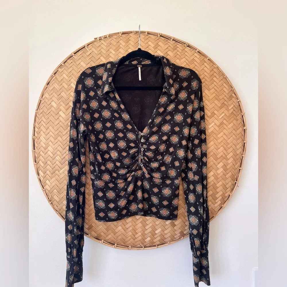FREE PEOPLE FLATTERING PARTY TOP BOHO WASHED BLACK PRINT LONG SLEEVE LIGHTWEIGHT